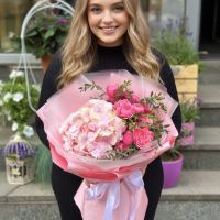 pink hydrangea, rose silva pink bubbles (5 pcs.), eucalyptus (2 pcs.), packaging, ribbon