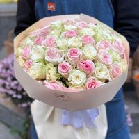 Bouquet 51 pink and white roses Kenia