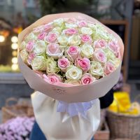 Bouquet 51 pink and white roses Kenia
