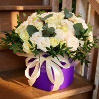white rose (21 pcs.), cream spray rose (10 pcs.), eucalyptus, decorative elements, oasis, round box, packaging, ribbon
