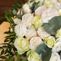 white rose (21 pcs.), cream spray rose (10 pcs.), eucalyptus, decorative elements, oasis, round box, packaging, ribbon