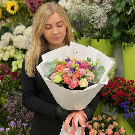 spray roses, trachelium, rose silva pink bubbles, violet eustoma, eucalyptus, packaging, ribbon