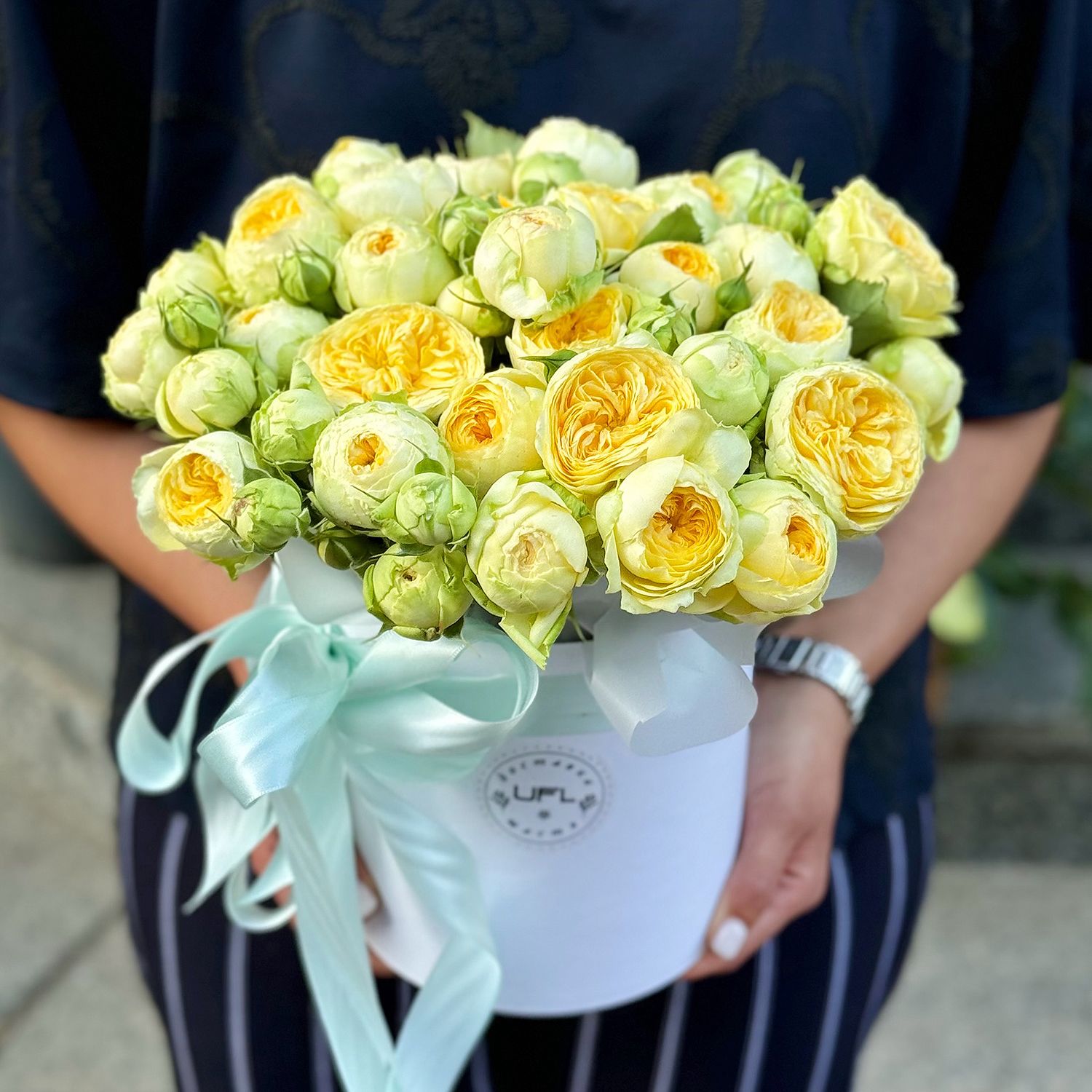 Bouquet Yellow spray roses in a box